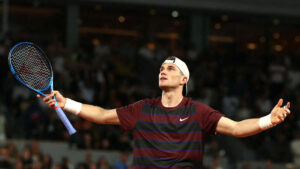 Jack Draper celebra vitria sobre Monfils em Roland Garros (foto: ALAIN JOCARD/AFP)