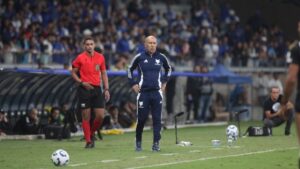 Leonardo Jardim durante Cruzeiro x Atltico, pelo Brasileiro (foto: Edesio Ferreira/EM/D.A Press)