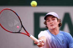Joo Fonseca em ao em Roland Garros (foto: Anne-Christine Poujoulat/AFP)