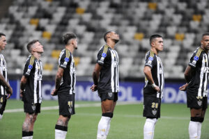 Jogadores do Atltico perfilados antes de confronto contra o Caracas pela Sul-Americana (foto: Alexandre Guzanshe/EM/DA.Press)