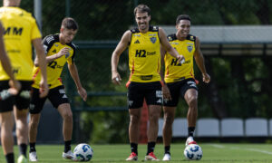 Igor Gomes (ao centro) pode ser o substituto de Hulk no Atltico (foto: Pedro Souza/Atltico)