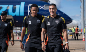 Palacios e Cuello em viagem do Atltico (foto: Pedro Souza/Atltico)