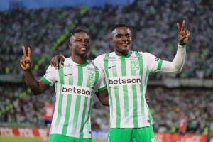 Jogadores do Atltico Nacional comemoram gol contra o Bahia (foto: Jaime Saldarriaga/AFP)