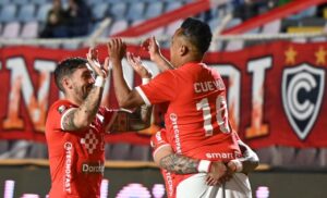 Jogadores do Cienciano comemoram gol (foto: Divulgao/Cienciano)