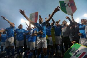 Juan Jesus (centro) comemora ttulo italiano do Napoli (foto: CARLO HERMANN/AFP)