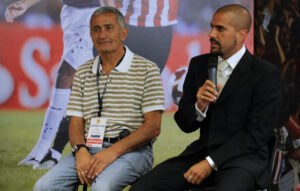 Juan Ramn Vern (esquerda) ao lado do filho, Juan Sebastin Vern, aps o ttulo da Libertadores de 2009 pelo Estudiantes (foto: NORBERTO DUARTE/AFP)