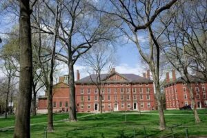 Juíza bloqueia decisão que impedia Harvard de receber alunos estrangeiros