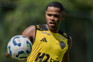 Jnior Santos durante treino do Atltico na Cidade do Galo (foto: Pedro Soua/Atltico)