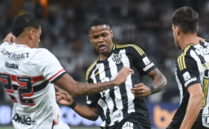 Jnior Santos, atacante do Atltico, em ao contra o So Paulo (foto: Gladyston Rodrigues/EM/D.A. Press)
