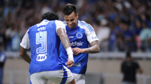 Kaio Jorge e Gabi, atacantes, comemorando gol do Cruzeiro sobre o Vila Nova (foto: Alexandre Guzanshe/EM/D.A Press)