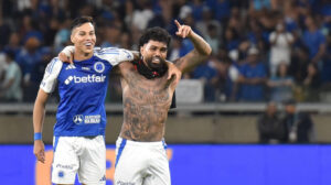 Kaio Jorge e Gabigol, atacantes do Cruzeiro, comemorando vitria sobre Flamengo, pelo Brasileiro (foto: Ramon Lisboa/EM/D.A Press)