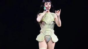 Katy Perry provoca 'haters' e dança em show para rebater críticas