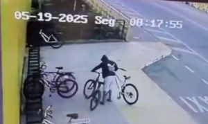 Vídeo mostra um ladrão de bicicleta em ação no Centro Comercial da Alameda 31 de Outubro, em Timóteo