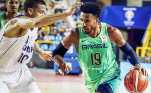 Leandro Barbosa, ex-atleta brasileiro de basquete, em quadra pelo Brasil (foto: FIBA/Divulgao)