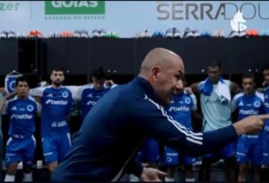 Leonardo Jardim em preleção para os jogadores do Cruzeiro