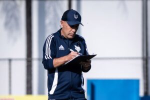 Leonardo Jardim, tcnico do Cruzeiro, em treinamento (foto: Gustavo Aleixo/Cruzeiro)
