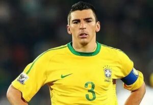 Lúcio, ex-zagueiro e campeão do mundo, é hospitalizado após acidente caseiro