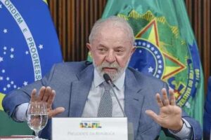 Lula assina Medida Provisória que isenta conta de luz de 60 milhões de brasileiros