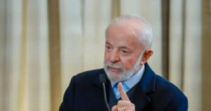 Lula defende investigação sobre fraudes no INSS em Moscou