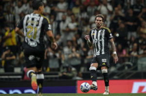 Zagueiro Lyanco se prepara para tocar bola durante jogo do Atltico (foto: Pedro Souza/Atltico)