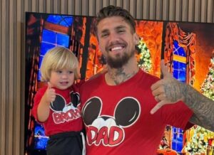 Foto de Lyanco, zagueiro do Atltico, com o filho Liam no colo (foto: Reproduo/Instagram)