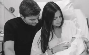 Max Verstappen e Kelly Piquet celebram o nascimento da filha Lily