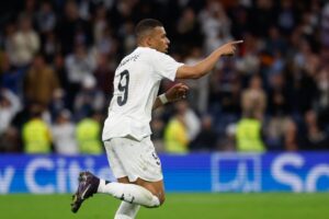 Mbapp corre e aponta ao comemorar gol pelo Real Madrid (foto: Pierre-Philippe Marcou/AFP)
