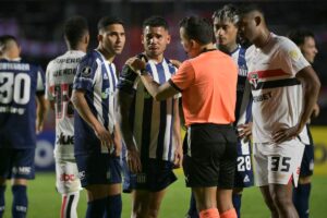 Miguel Navarro foi s lgrimas em campo (foto: NELSON ALMEIDA/AFP)