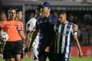 Navarro deixa campo aps derrota do Talleres para o So Paulo (foto: NELSON ALMEIDA/AFP)