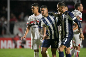Miguel Navarro foi acolhido em campo aps ofensa de Bobadilla, do So Paulo (foto: NELSON ALMEIDA/AFP)
