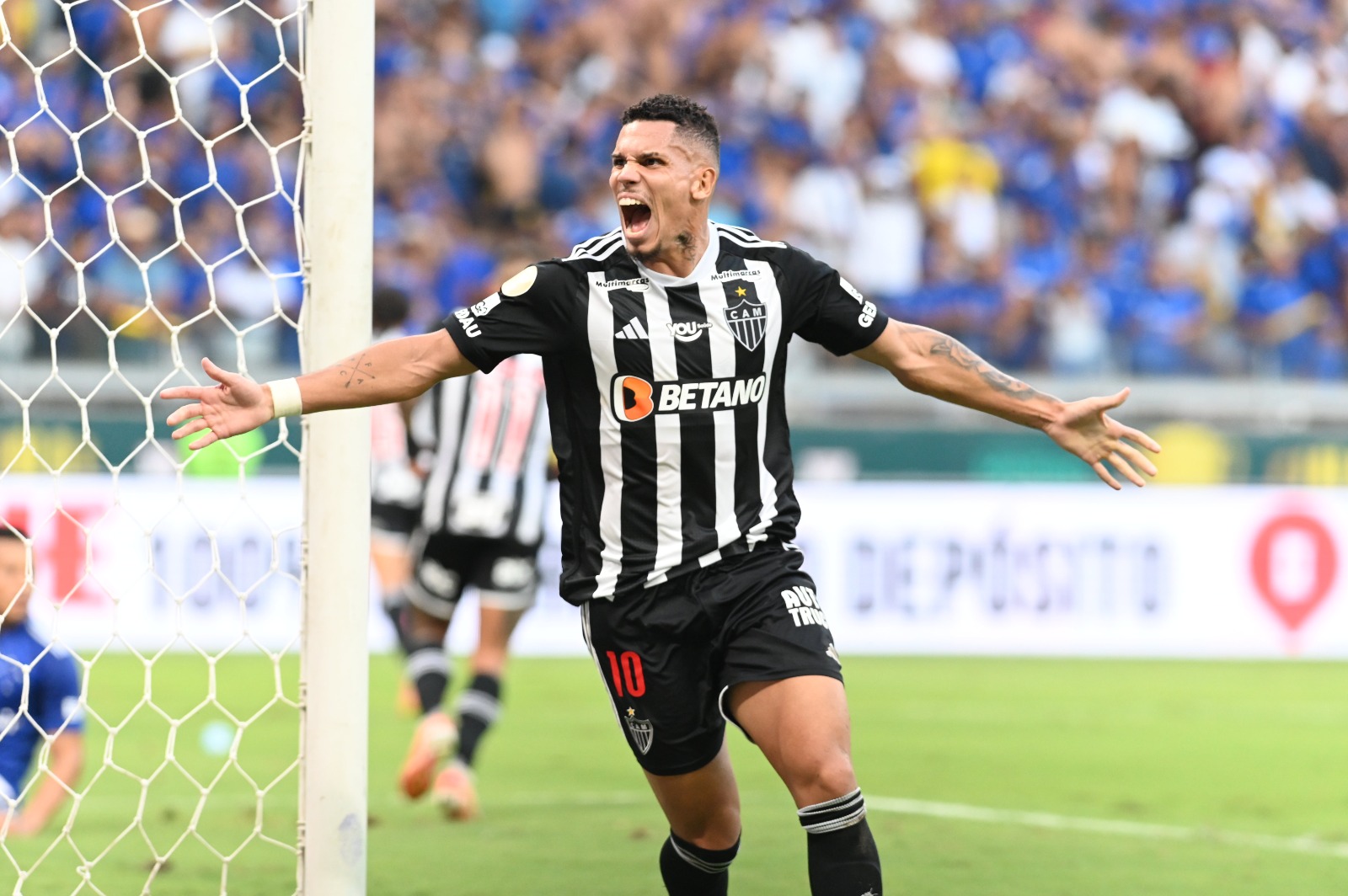 Paulinho comemora gol do Atltico contra o Cruzeiro na final do Mineiro - (foto: Leandro Couri/EM/D.A Press) Paulinho comemora gol do Atltico contra o Cruzeiro na final do Mineiro - (foto: Leandro Couri/EM/D.A Press)