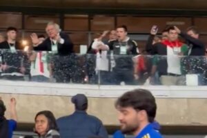 Dirigentes do Palestino em discusso com torcedores do Cruzeiro (foto: Reproduo/Redes Sociais)