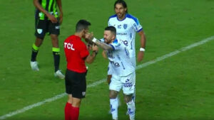 Rossi tem interao curiosa com juiz ao celebrar gol 'sem querer' em Amrica x Paysandu (foto: Reproduo/ESPN)