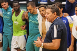 Pedro Loureno, scio majoritrio da SAF do Cruzeiro, durante discurso aps vitria sobre Flamengo (foto: Reproduo/TV Cruzeiro)