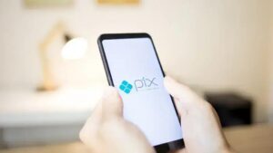 Pix ultrapassa transações de cartão, boleto e cheque em 2024