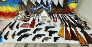 Polícia apreende 20 armas e 586 munições em operação em Ipatinga