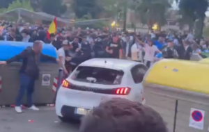 Carro passando em meio a multido (foto: Reproduo)