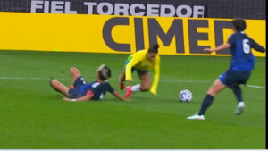Dudinha, da Seleo,  derrubada por defensora do Japo na grande rea (foto: Reproduo/Sportv)