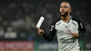 Rafa Silva, ex-Cruzeiro, critica Memphis Depay após pênalti perdido