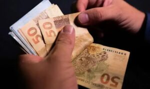 Recorde no rendimento mensal do brasileiro: R$ 3.057 em 2024, diz IBGE