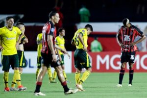 Vitria e Defensa empataram por 1 a 1 (foto: Arisson MARINHO / AFP)