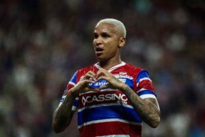 Deyverson marcou um dos gols do Fortaleza contra o Colo-Colo (foto: Thiago GADELHA / AFP)