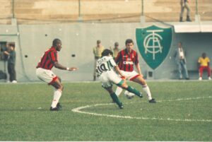 Amrica e Milan empataram por 1 a 1 pela Copa Centenrio (foto: Jorge Gontijo/Estado de Minas - 06/08/1997)