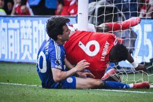 Taiwo Awoniyi se choca com a trave durante jogo (foto: JUSTIN TALLIS/AFP)