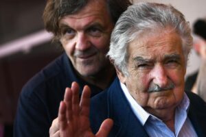 Pepe Mujica acenando com a mo (foto: Filippo Monteforte / AFP)