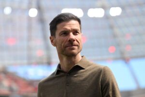 Xabi Alonso olhando para o lado (foto: Ina Fassbender / AFP)