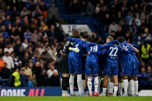 Jogadores do Chelsea em crculo (foto: Glyn Kirk / AFP)