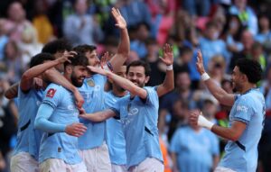 Jogadores do City celebram gol marcado por Gvardiol (foto: Adrian Dennis / AFP)