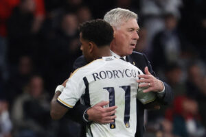 Atacante Rodrygo e o tcnico Carlo Ancelotti, do Real Madrid (foto: PIERRE-PHILIPPE MARCOU/AFP)