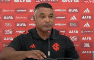 Roger Machado em coletiva pelo Internacional (foto: Reproduo/Internacional)